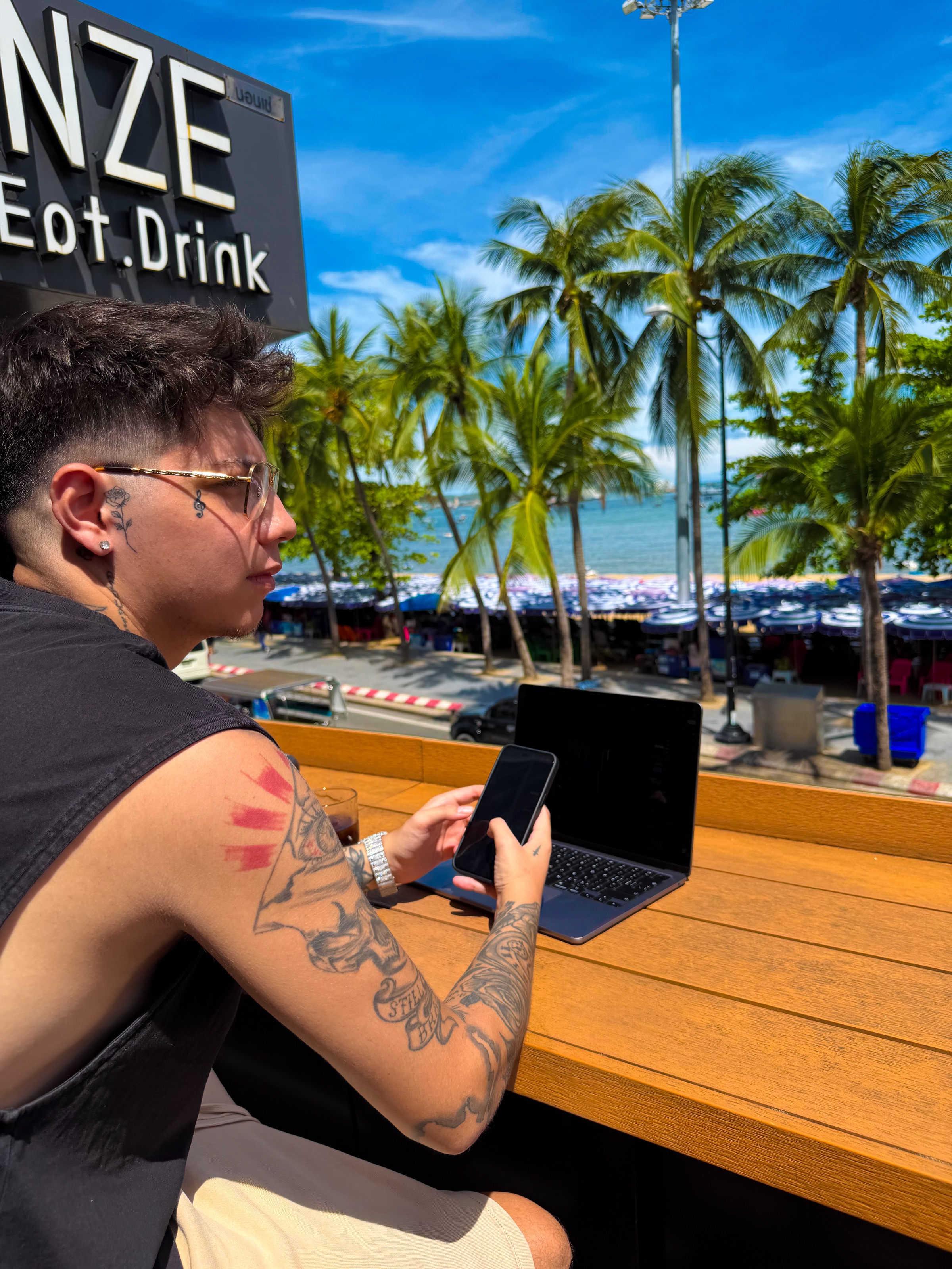 Rene von MootionFX beim Trading am Meer